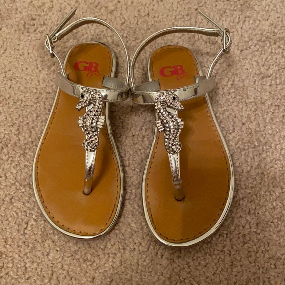 Gianni Bini silver sandals w/ rhinestone seahorse